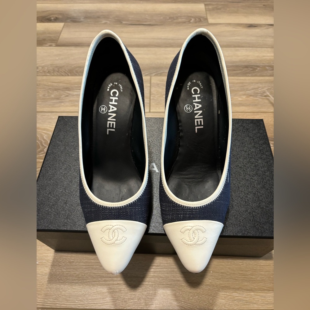 Chanel denim chain heel pumps size us 9 eu 39C wide fit Navy white pointed toe